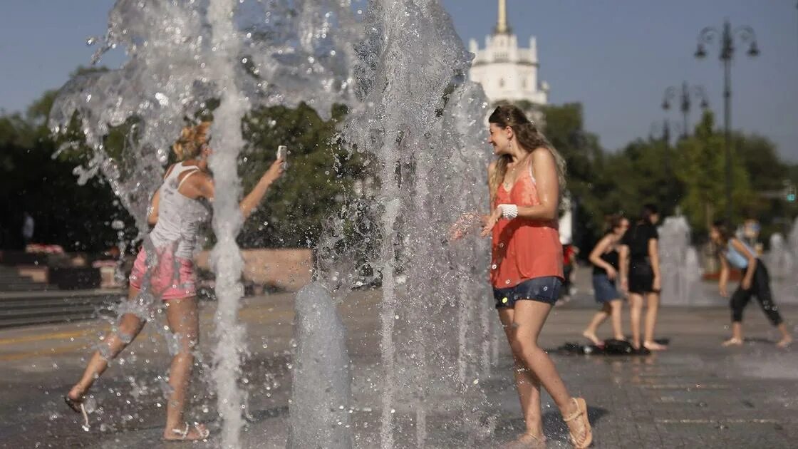 Жара в Казахстане. Жара девушки на улице. Жара июль. На улице сильная жара. Сильная жара 4