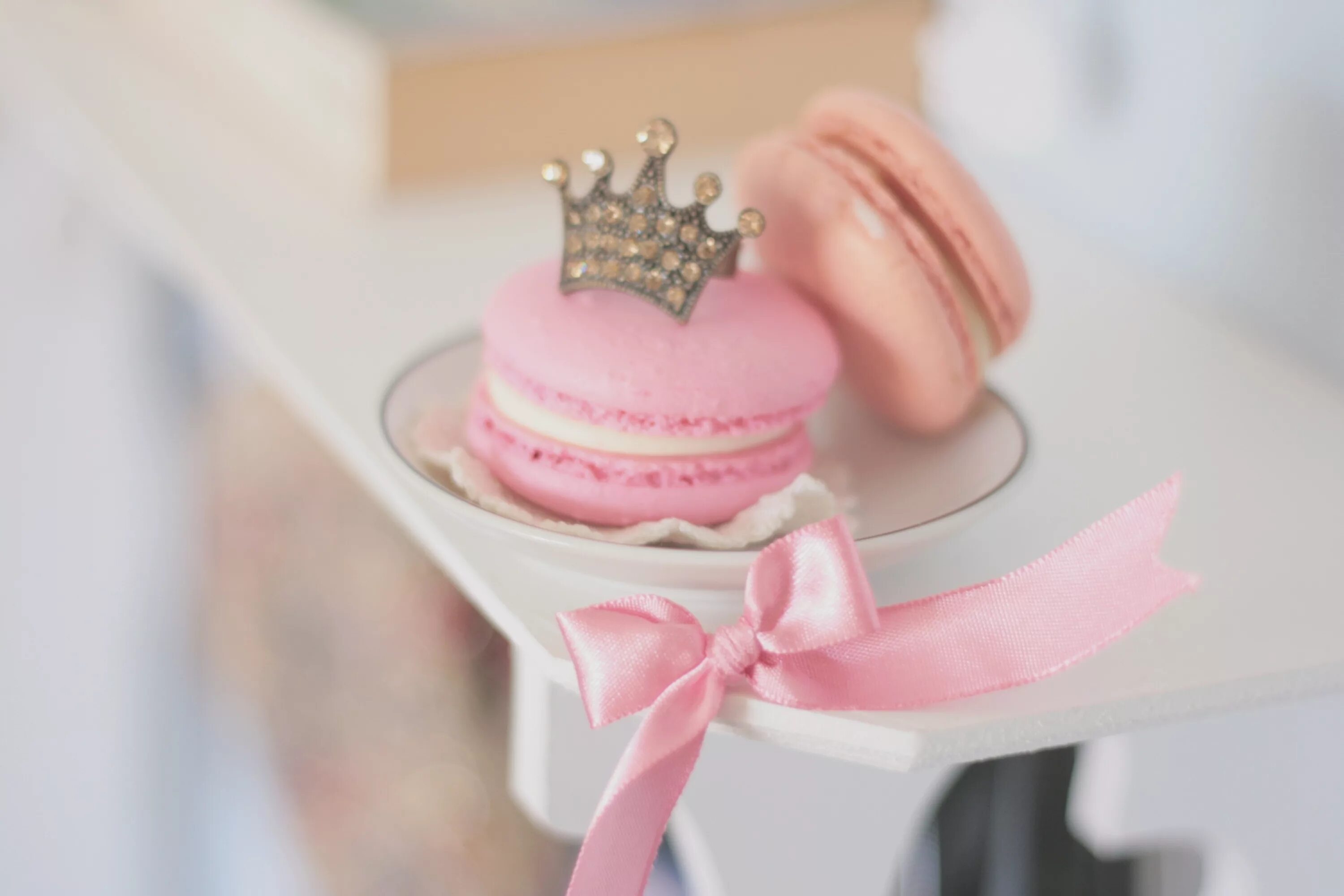 С днем рождения принцесса 2. День рождения принцессы. Нежные сладости. Розовые украшения Эстетика. Розовые пирожные.