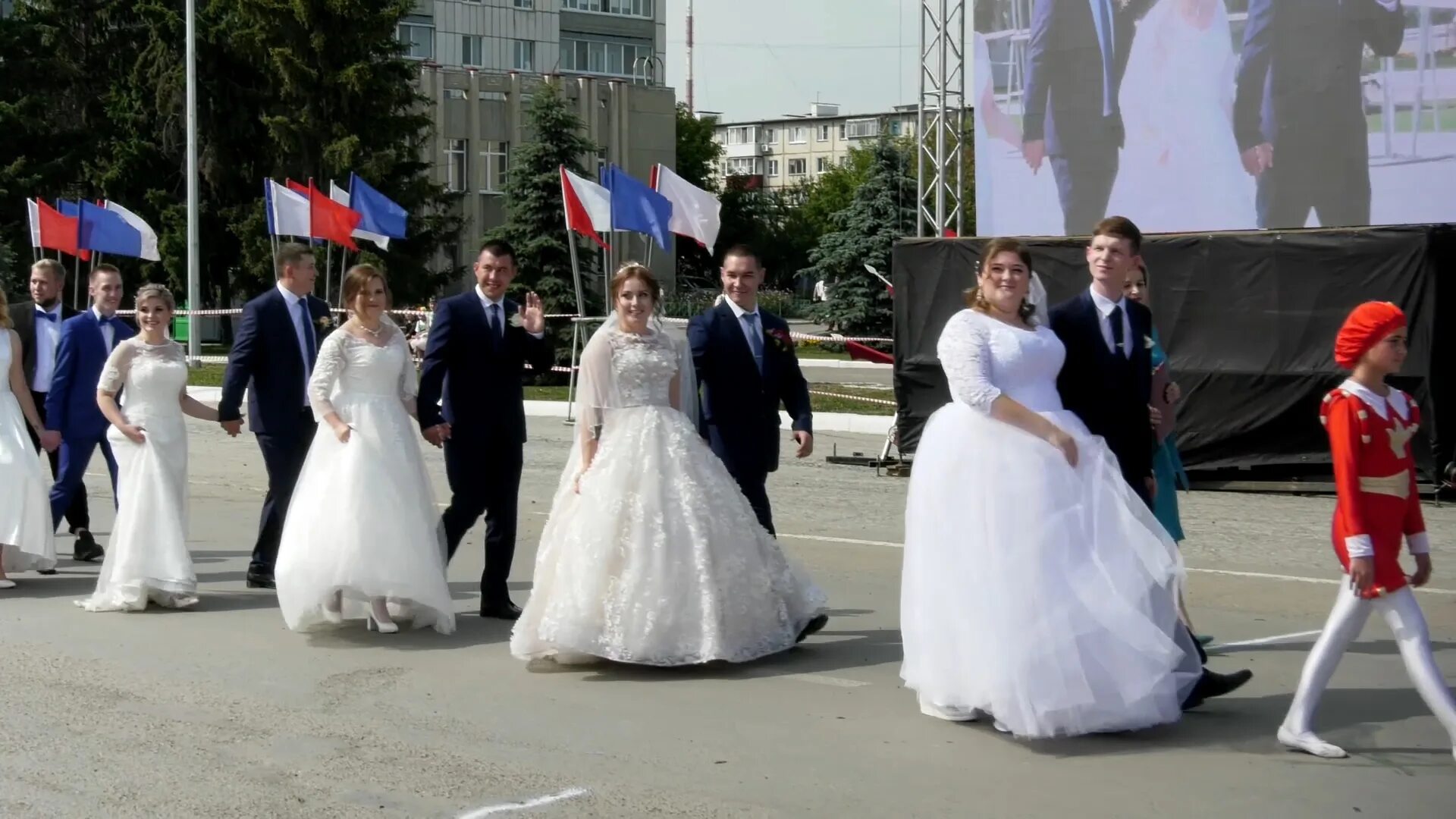 Свадьбы в Шадринске в день города. День города в Шадринске. Жители Шадринска. Торжество Шадринск.