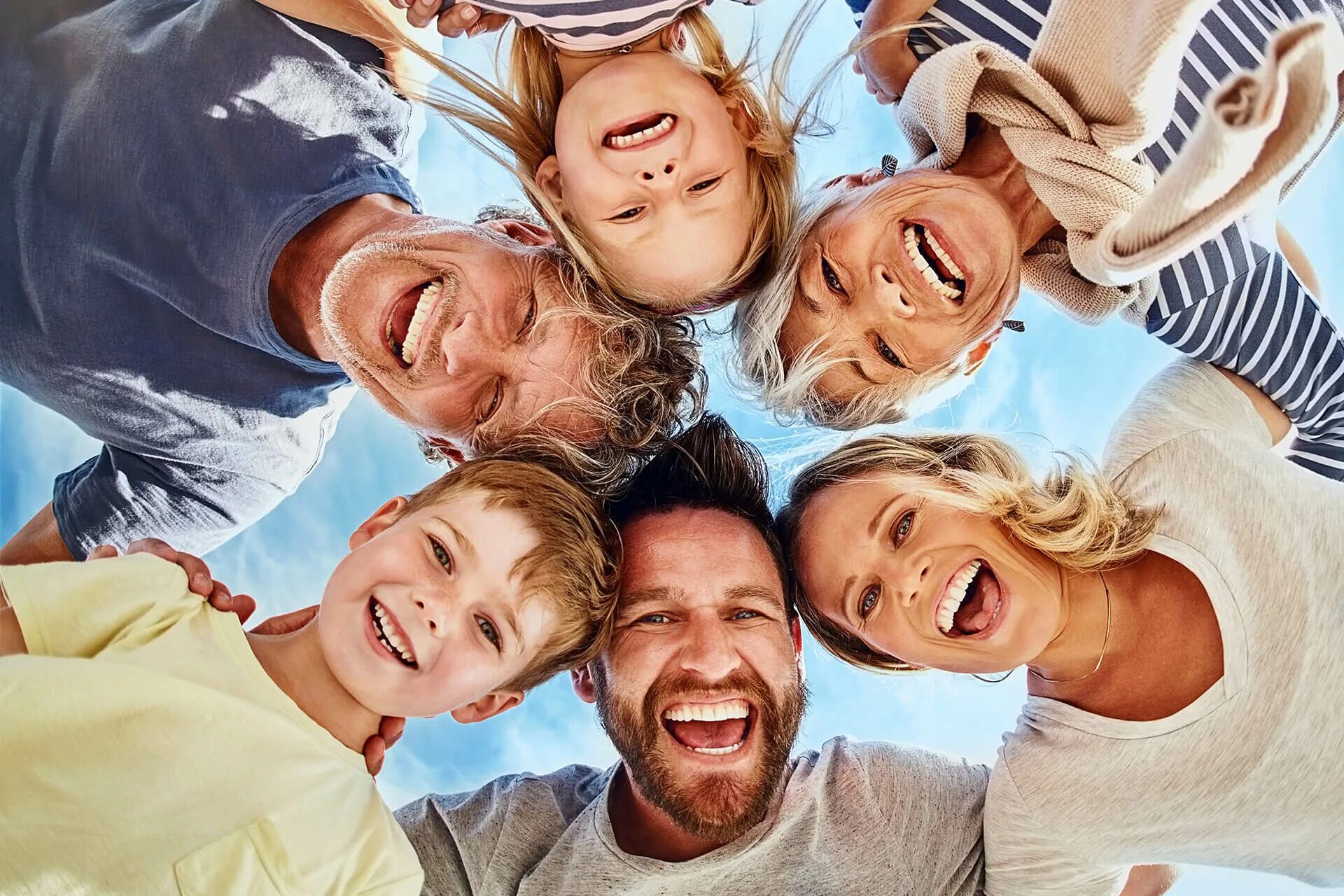 Человек радостный. Счастливый коллектив. Много смех. Человек, который смеется. Много смех.