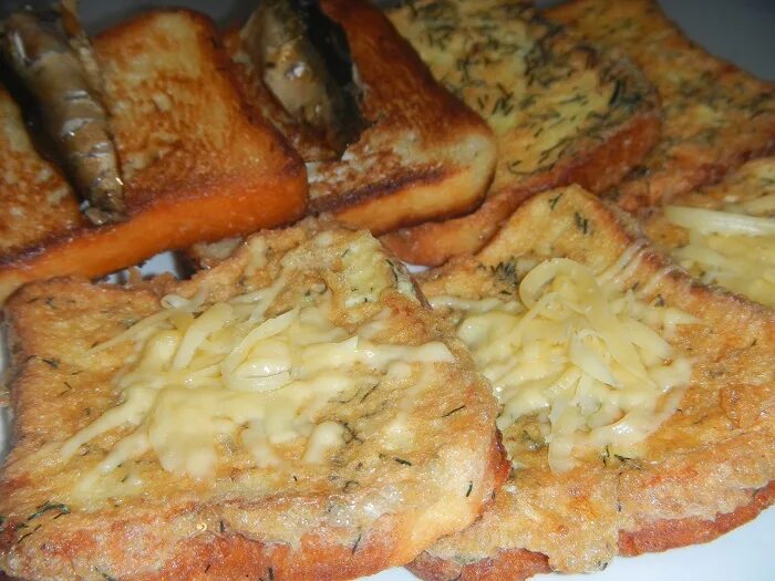 Гренки с колбасой и сыром на сковороде. Бутерброды с гренками из белого хлеба. гренки с яйцом и чесноком. гренки с яйцом и сыром. гренки из белого хлеба с сыром.