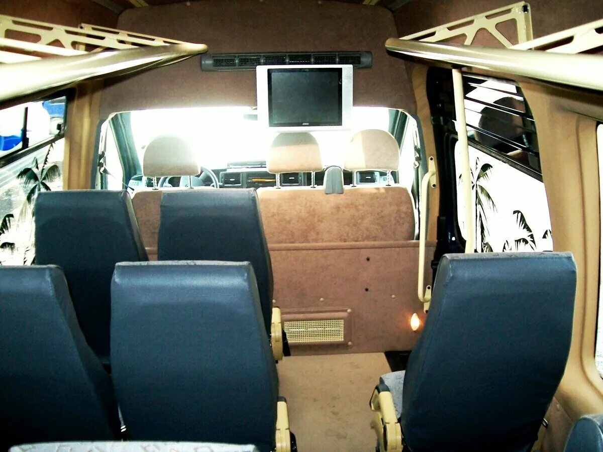 Форд транзит 17 мест салон. 17 мест свободных. Mercedes sprinter 17-19 мест. 17 мест свободных. Ford transit пассажирский салон.
