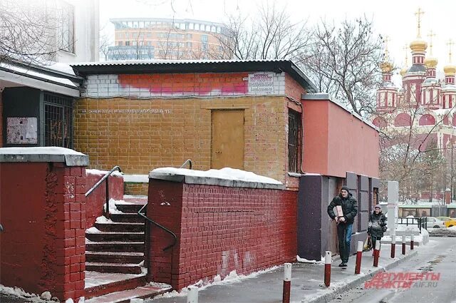 Ирония судьбы какая улица. Храм архангела михаила в тропареве ирония судьбы. 3 улица строителей дом 25 москва. ирония судьбы улица строителей дом 25. церковь архангела михаила в тропареве москва ирония судьбы.