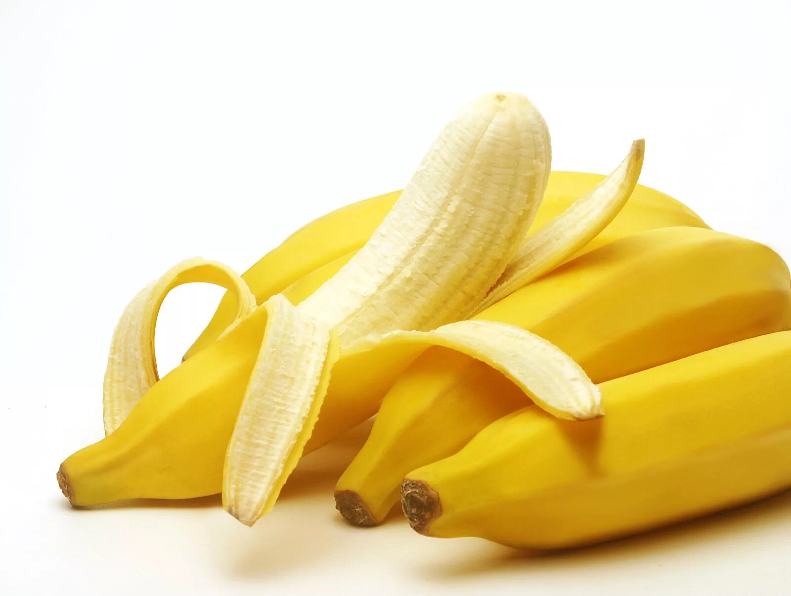 Бананчики. Когда можно есть бананы. Сахар из бананов. Половинка банана. Самогонка из банана.