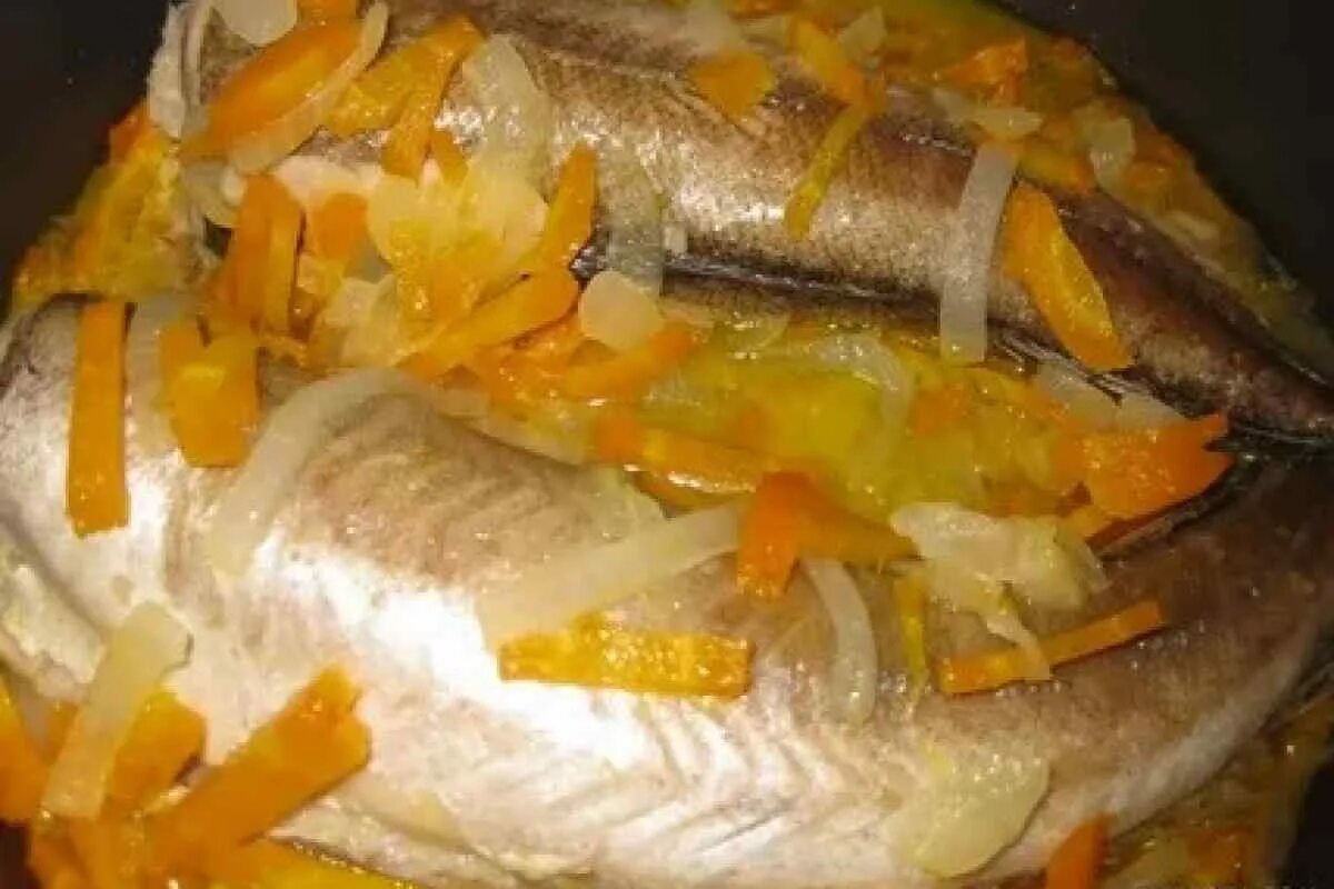 Рыба хек с морковкой. Запеченная рыба в мультиварке. рыба хек приготовление. хек запеченный. рыба с овощами в мультиварке.