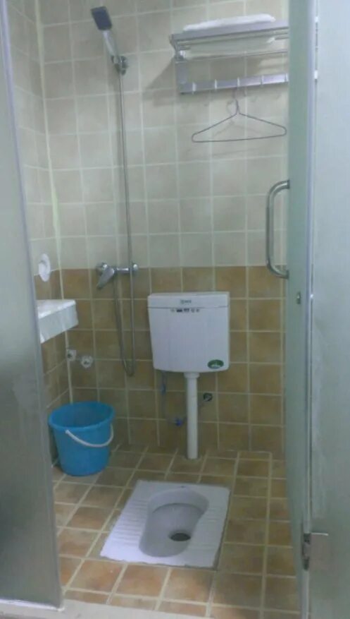 File:Hong Kong combination shower and bathroom.jpg - Wikipedia
