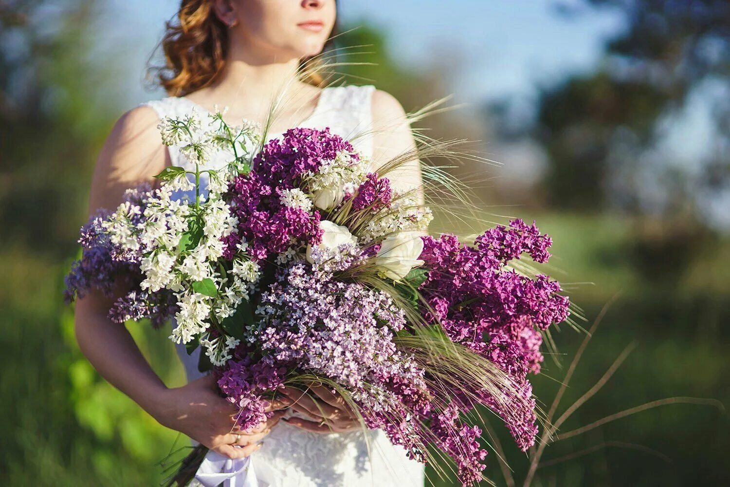 Женщина с полевыми цветами. Букет полевых цветов в руках. Букет полевых цветов. Хочу цветы собирать. Букет ромашек в руках.
