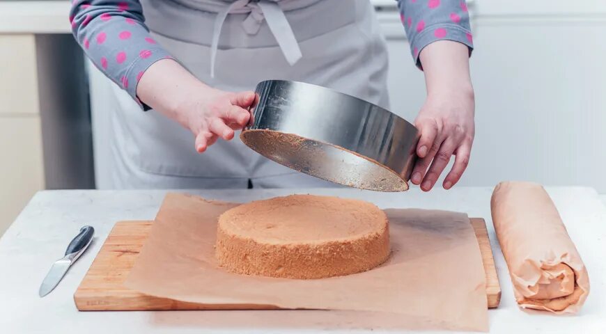 Форма для приготовления бисквита. Форма для выпекания бисквита. Форма для выпечки бисквитного рулета. Бисквит в руках. Какую нужно форму для бисквита