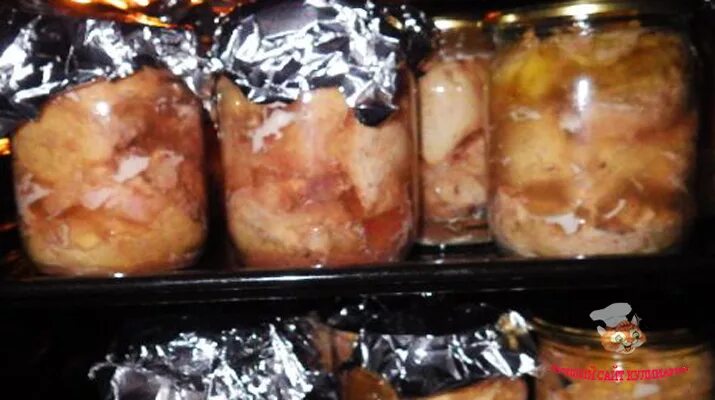 куриная тушенка в банках. тушенка в духовке какая температура. консервация тушенки. тушенка в банке в духовке. тушёнка из индейки в духовке в стеклянной банке.