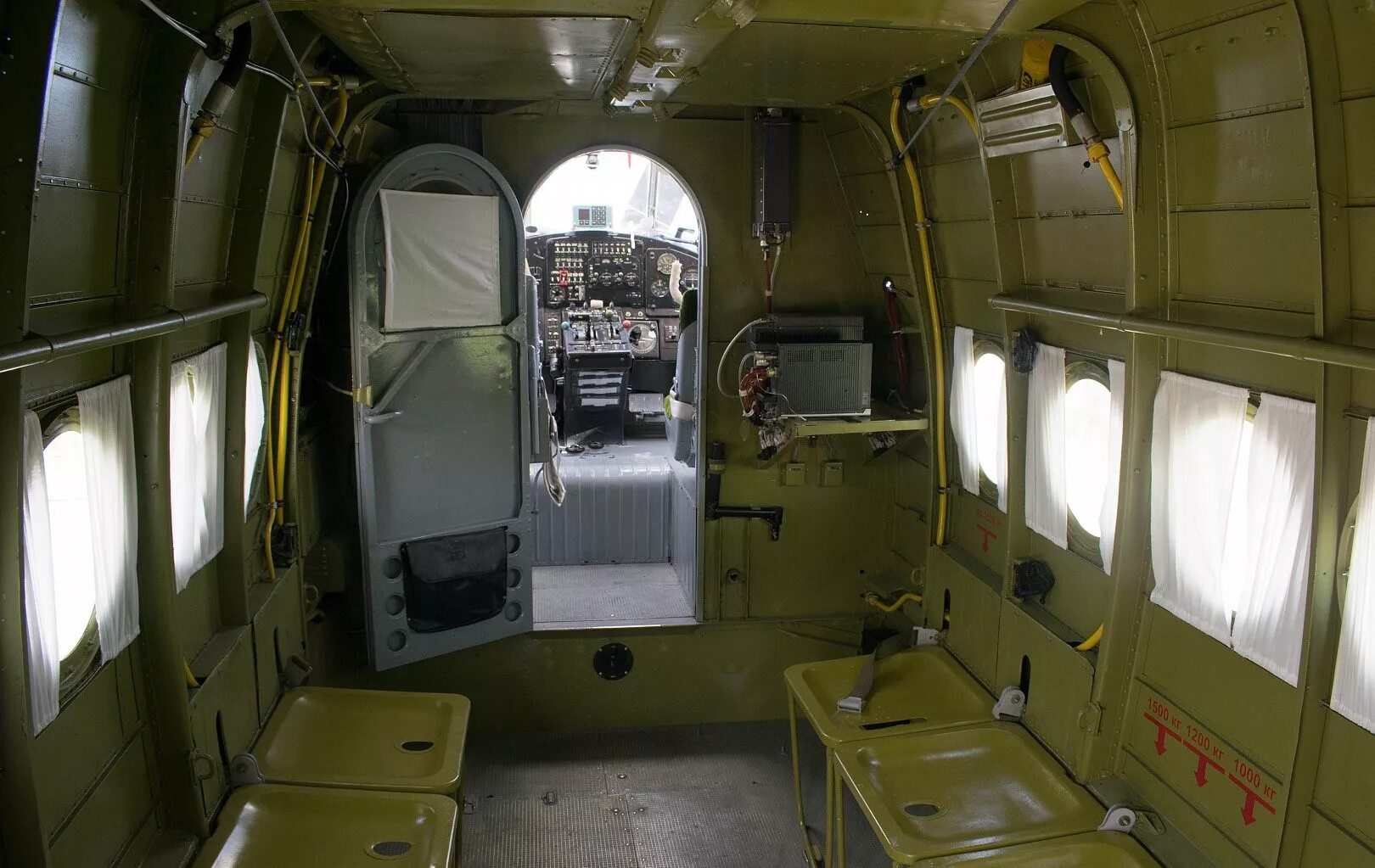 Самолет ан внутри. Ан 2 кабина салон. ан-2 грузовая кабина. ан 2 салон самолета. ан-2 салон люкс.