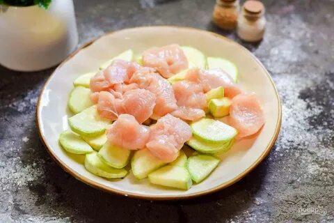 Тушеные кабачки с грудкой