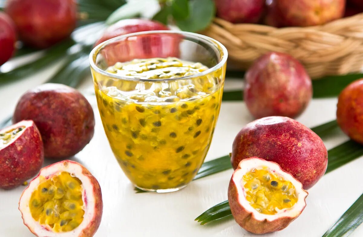 Passion fruit это. Маракуйя (фрукт). Маракуйя Пэшн Фрут. Маракуйя пассифлора фрукт. Смузи маракуйя.