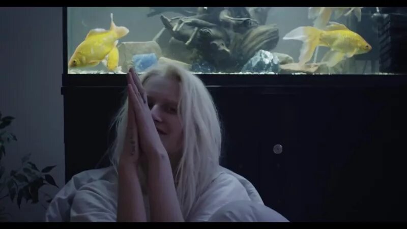 Девушка альбинос которая снималась в клипе кислород.