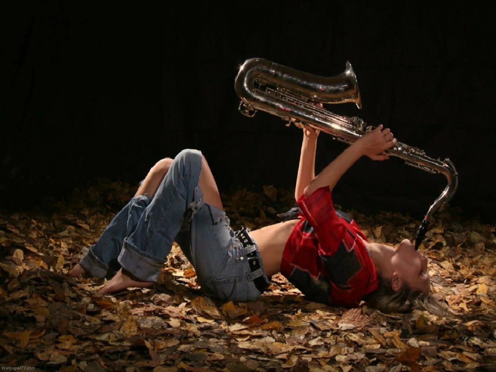 Саксофон. Девочка с саксофоном. Саксофонист и девушка. Фотосессия с саксофоном.
