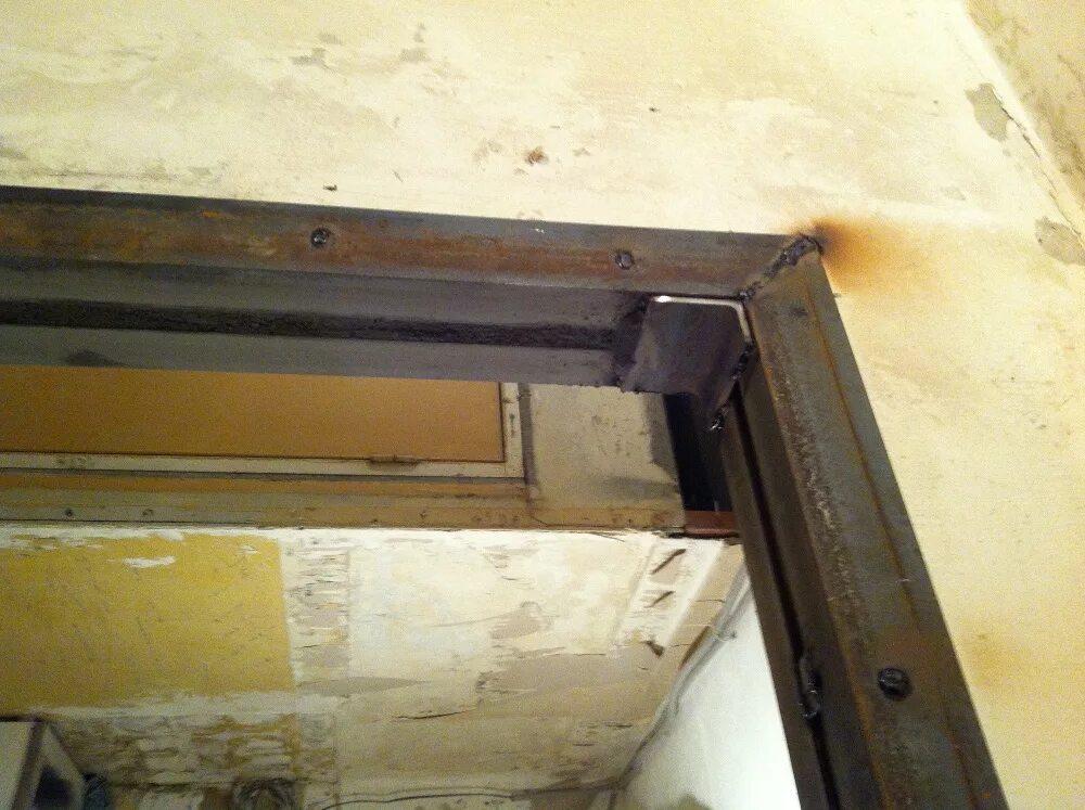 рама дверного проема. обрамление металлическим уголком. обрамление проемов угловой сталью. рама дверного проема. рама дверного проема.