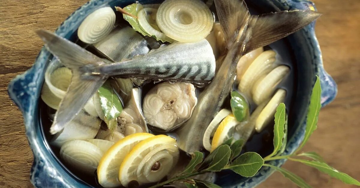 Скумбрия маринованные быстро. Скумбрия в рассоле кусочками с луком. скумбрия с луком маринованная. скумбрия кусочки в маринаде. солёная скумбрия с макаронами.