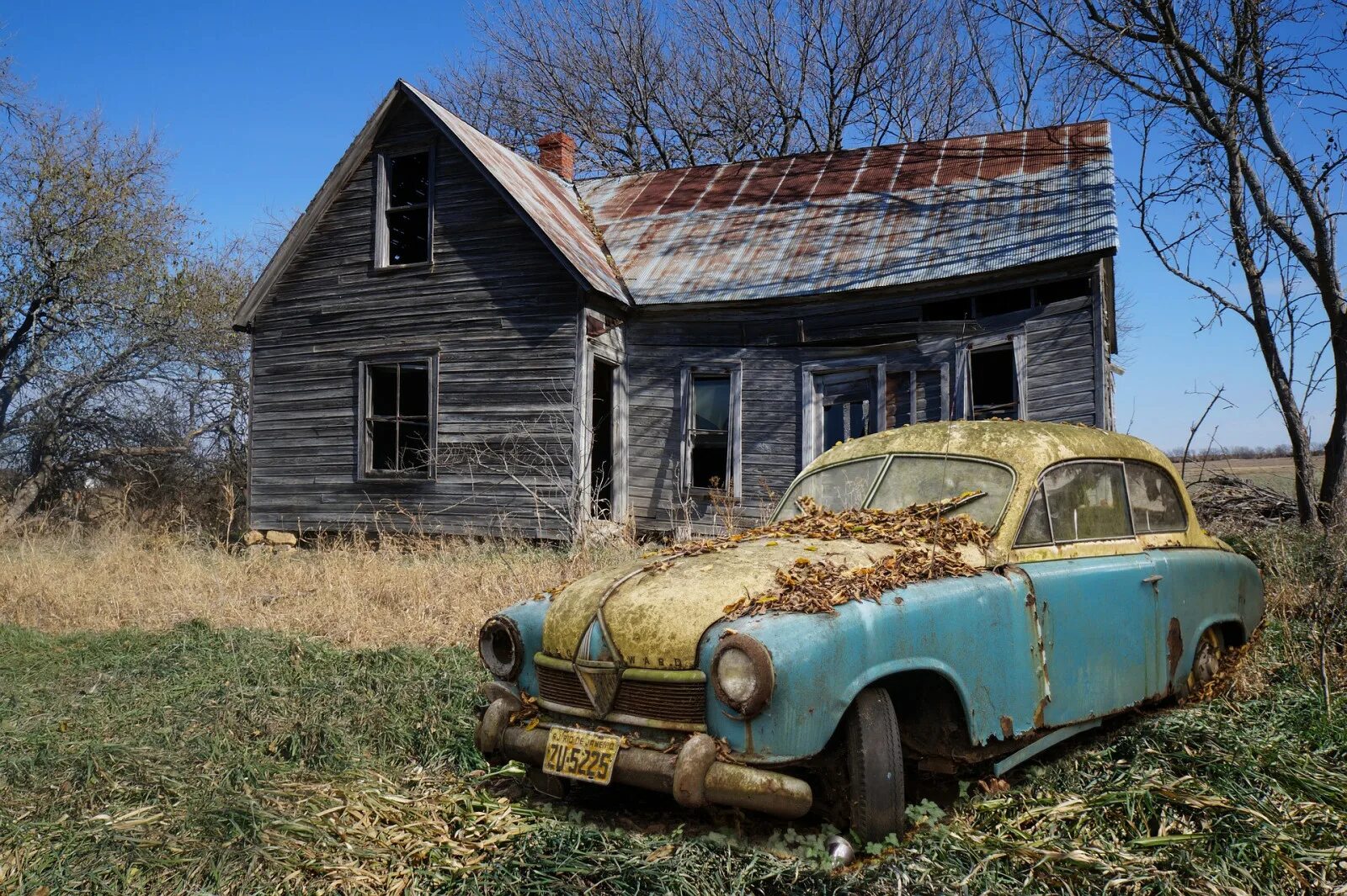 Зарегистрировал на участке старый дом. Ford 1949 заброшенный. заброшенный двор в деревне. заброшенные автомобили. заброшенный дом.