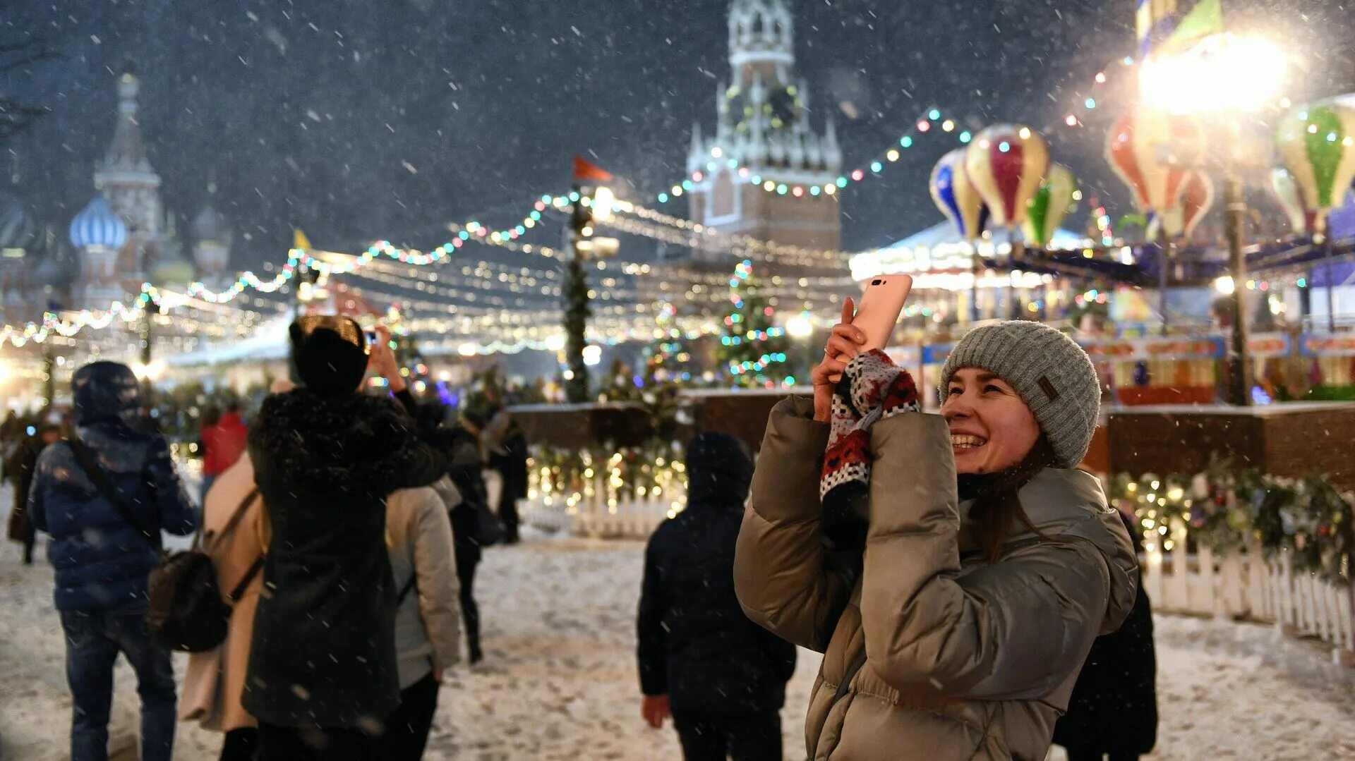 Сегодня 31 декабря. Новый год в Москве. Красная площадь новый год. Новогодние гуляния на красной площади. Зима в Москве.