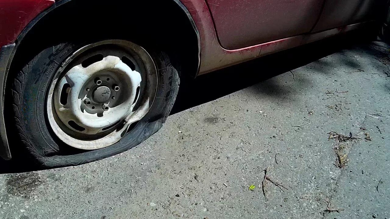 Пробило колесо на дороге что делать