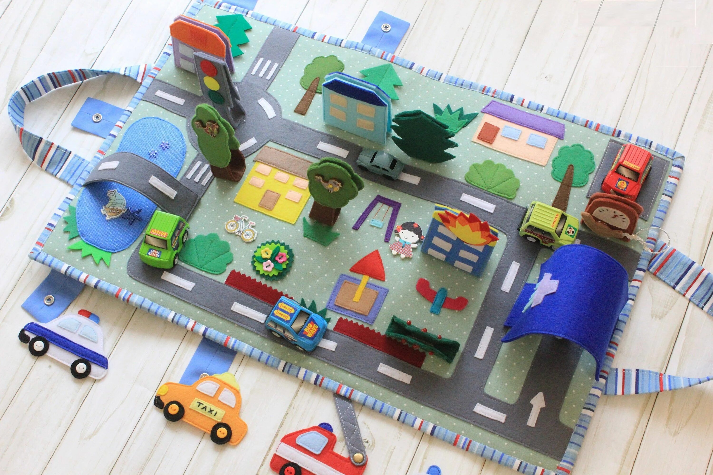 машинка из фетра развивающая. шитая дорога. поделка пдд. развивающее панно для детей. коврик по пдд из фетра.