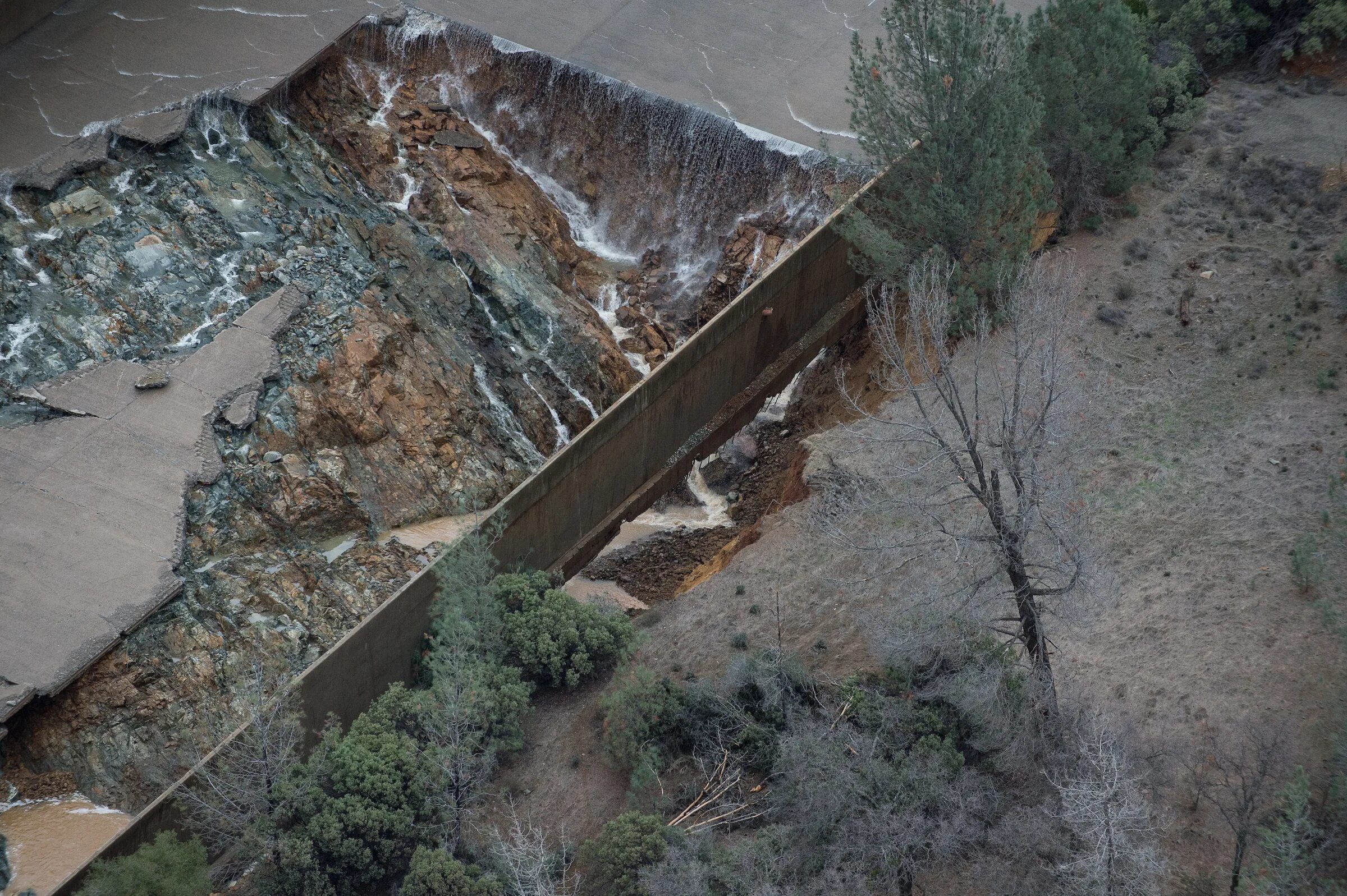 Прорыв плотины Баньцяо. Оровилл (Калифорния). Прорыв плотины Киселевского водохранилища. Оровилл (Калифорния) 2023. Разрушили плотину