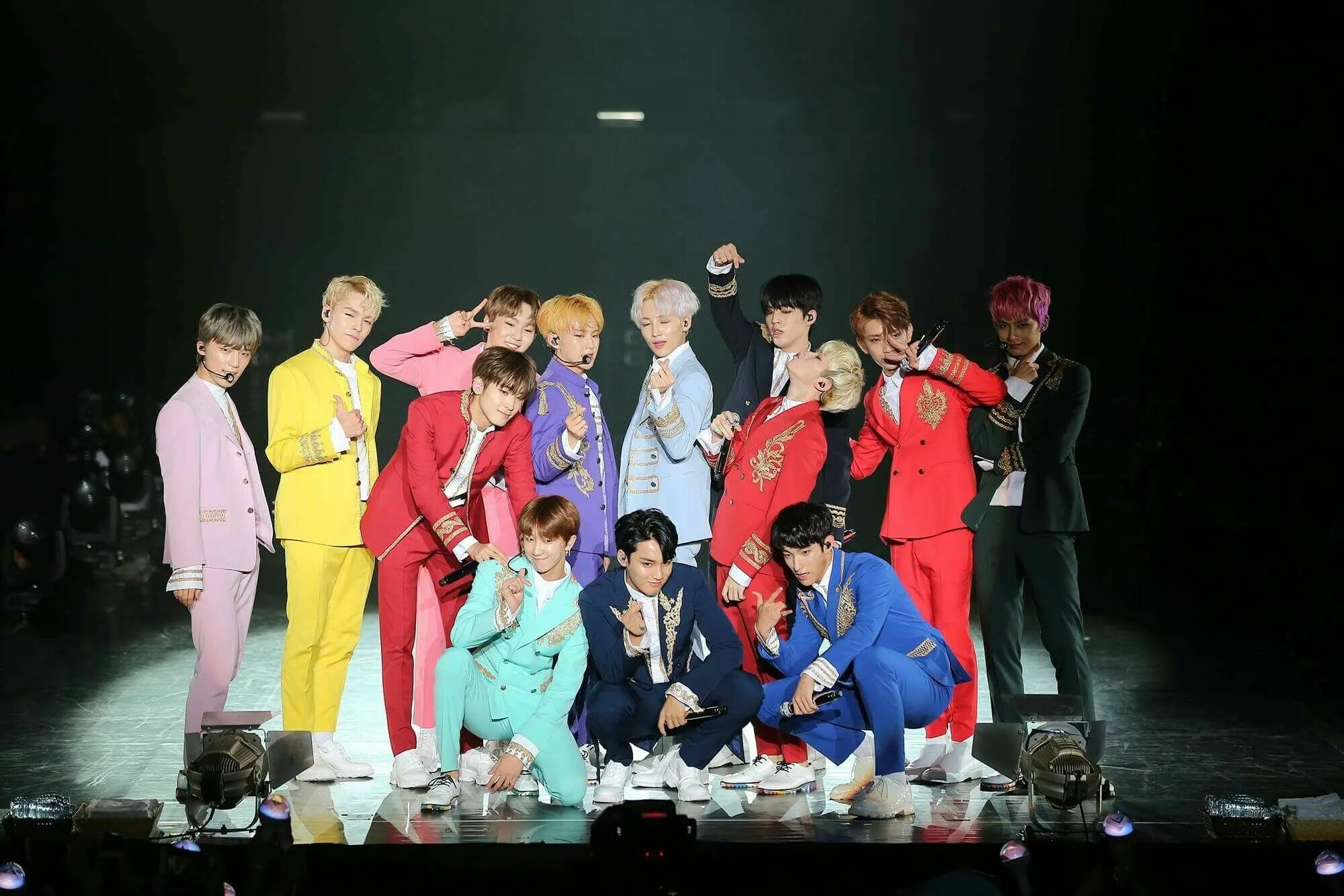 Seventeen follow again. 2017 севентрн. севентин ворлд. севентин фото 2017. seventeen world tour 2017.