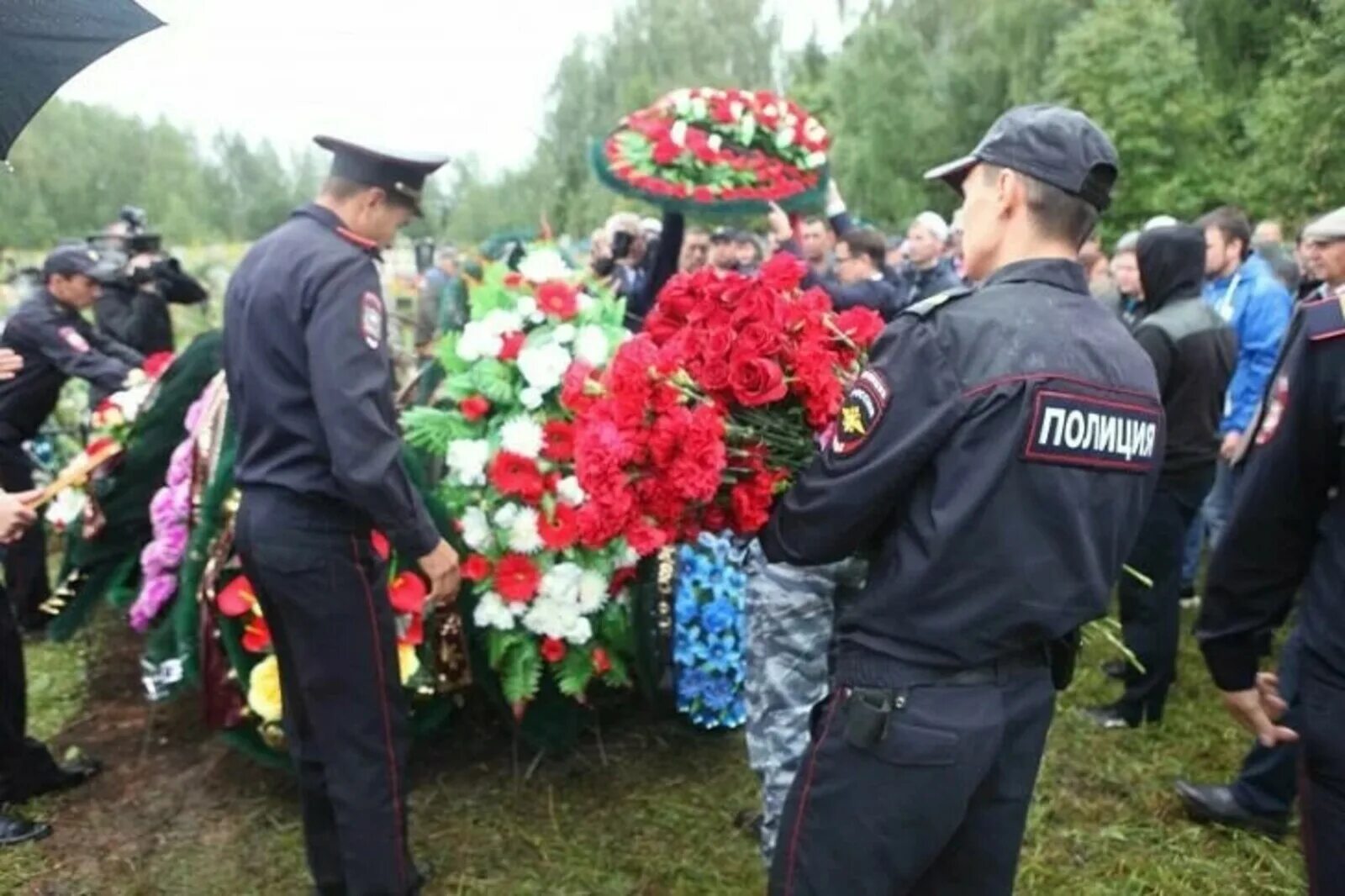 Могилы погибших милиционеров. Похороны полицейского МВД. Погребение пенсионера мвд