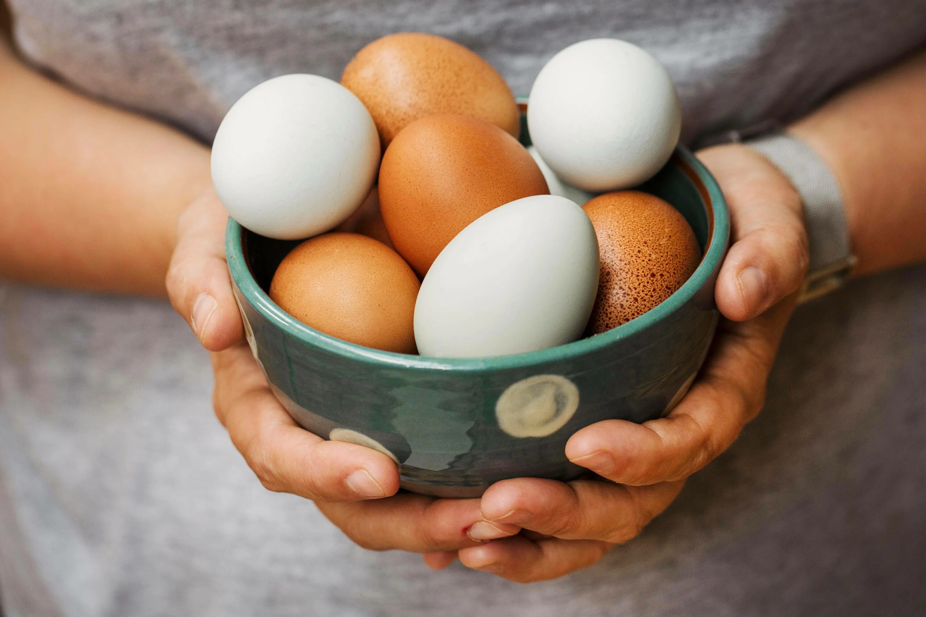 Two eggs. Яйцо куриное. Красивые куриные яйца. Красивые яйца. Яйца и яичные продукты.