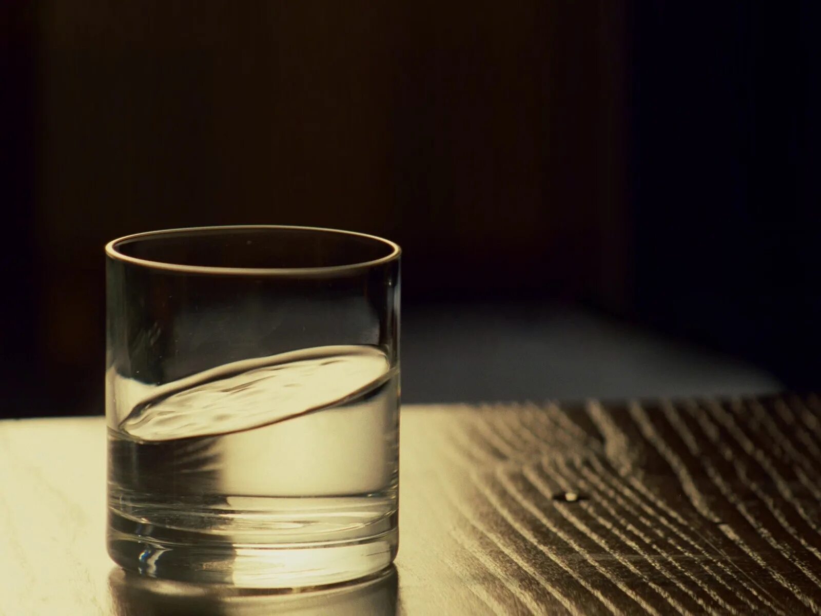 Красивые стаканы для воды. Стакан воды. Наливает воду. Бокалы для воды. Стакан воды на столе.