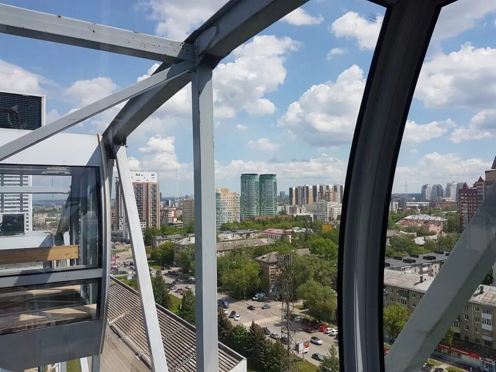 Вид с колеса обозрения. Колесо обозрения т1 таллинн. Вид с колеса обозрения. Вид на колесо обозрения в парке горького. Колесо обозрения гагра абхазия.