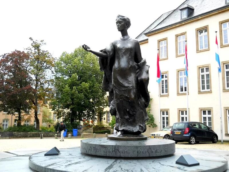 люксембург памятник шарлотте. статуя великой герцогини шарлотты, люксембург. памятник люксембурга. памятник люксембурга. золотая фрау люксембург.