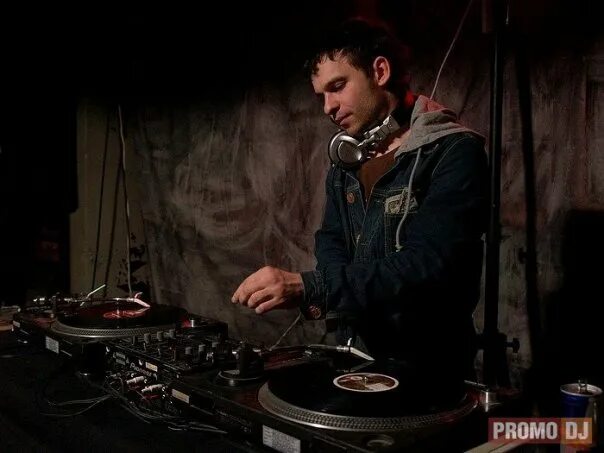 Cypher dnb фото. Dj fx. Dj fx. Mixtrack platinum fx. Обои в стиле djm.