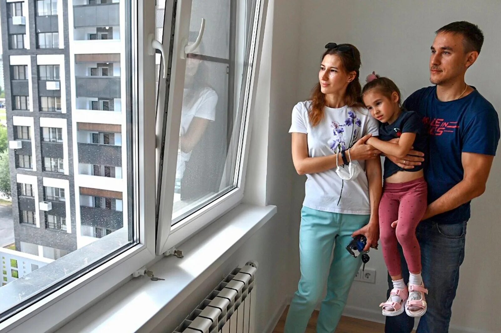 Многодетная семья в квартире. Жилье для молодых семей. Многодетная семья жилье. Молодая семья в России. Жилье многодетным в 2024 году