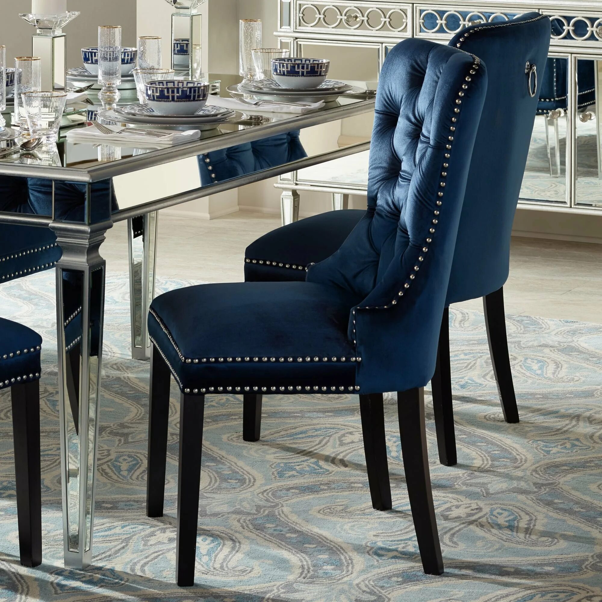 Стулья обеденные велюр. Стул Dining Chair Foucault Blue. Стул Skipton Blue Velvet. Стул Eichholtz Dining Chair. Стулья в стиле Неоклассика.