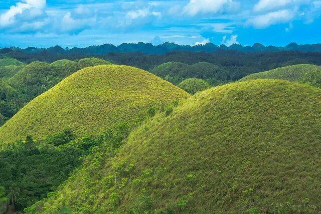 Круглый холм. Шоколадные холмы Филиппины. Шоколадные холмы Филиппины фото. Лессовые холмы.