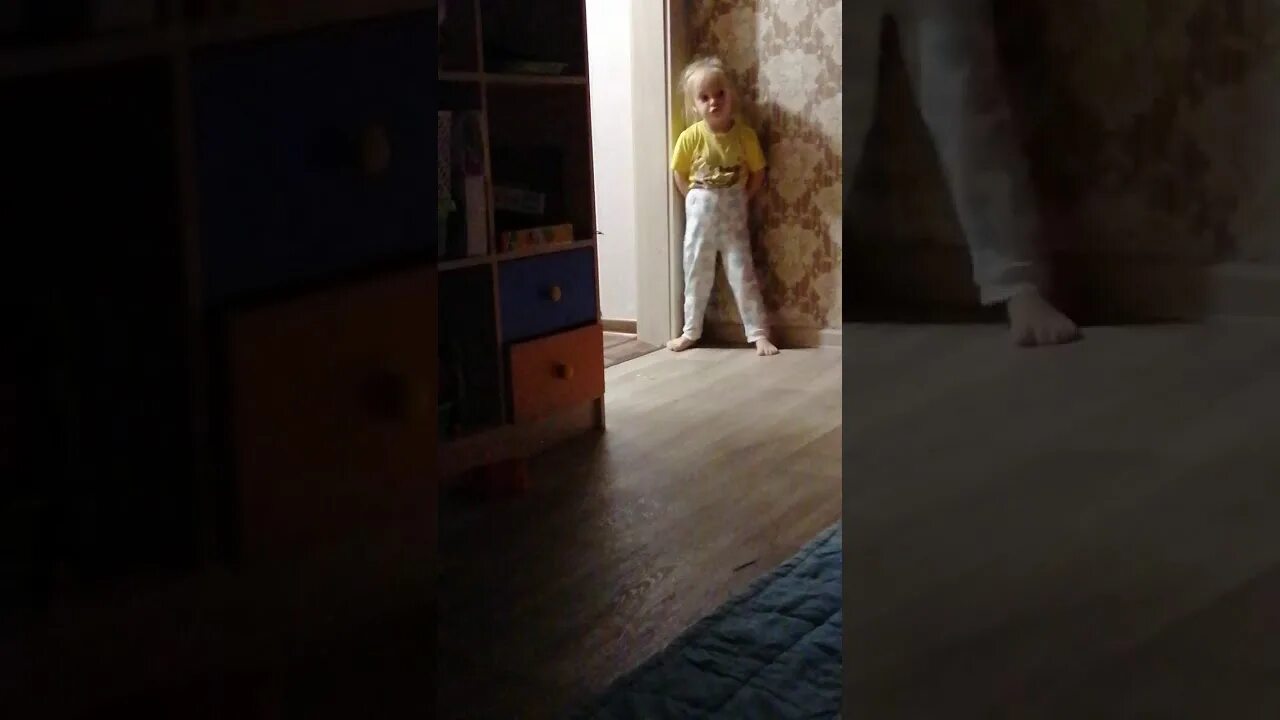 Мальчик в углу. Полученную стоять в углу. Девочка сидит в углу. Ребенка поставили в угол. Девочка стоящая в углу.