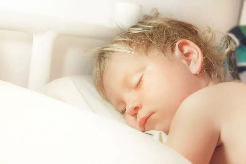 Сильно потеет голова во сне у ребенка. Сильно потеет голова у ребенка. Ребенок потеет во сне причины.