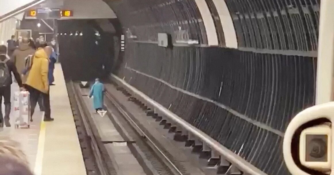 Пассажир упал на рельсы в метро. Упал на рельсы метро москвы. Упал на рельсы метро москвы. Девушка на рельсах в метро. Упал на рельсы метро москвы.