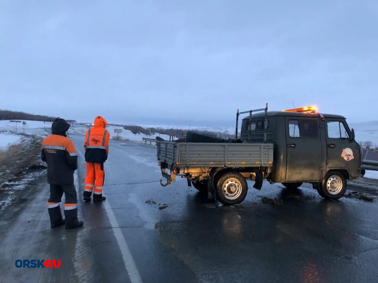 затор на дороге. непогода на трассе орск оренбург замерзли люди. трасса м5 оренбург орск. дорога сара оренбург. трасса.