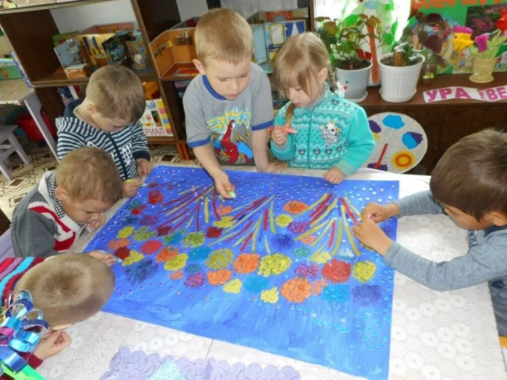 Коллективная поделка с детьми. Изобразительная деятельность. Коллективная работа детей старше группы. 1 младшая коллективная работа. Коллективная работа в ясельной группе.
