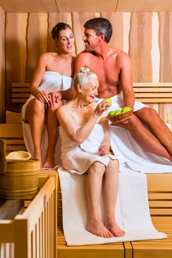 Пара в сауне. Попарилились в бане на даче. Девушки в парилке. Сауна с друзьями. В баню всей семьей.