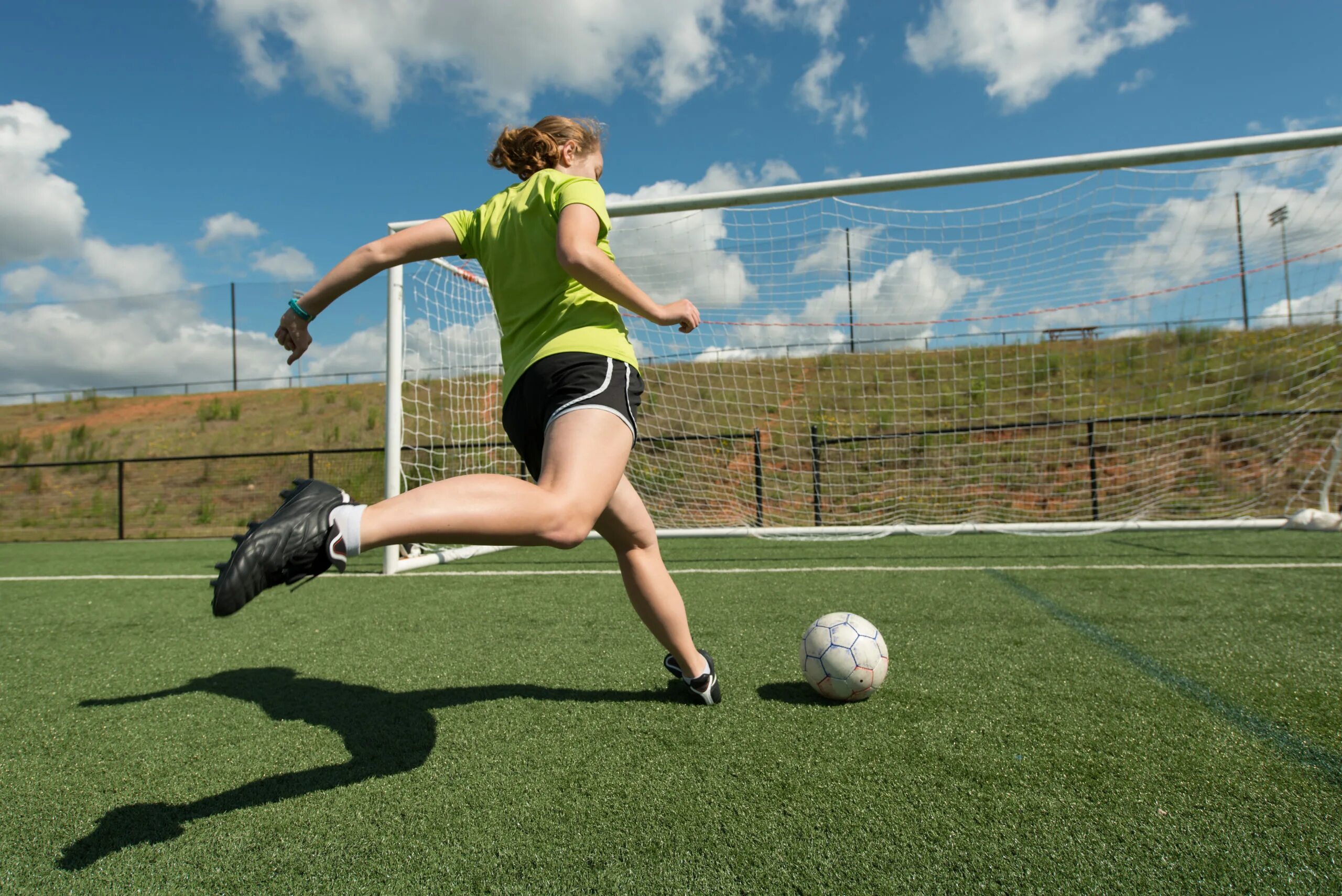 Футбол женщины. Девушка с мячом. Мяч (спорт). Девочка с футбольным мячом.