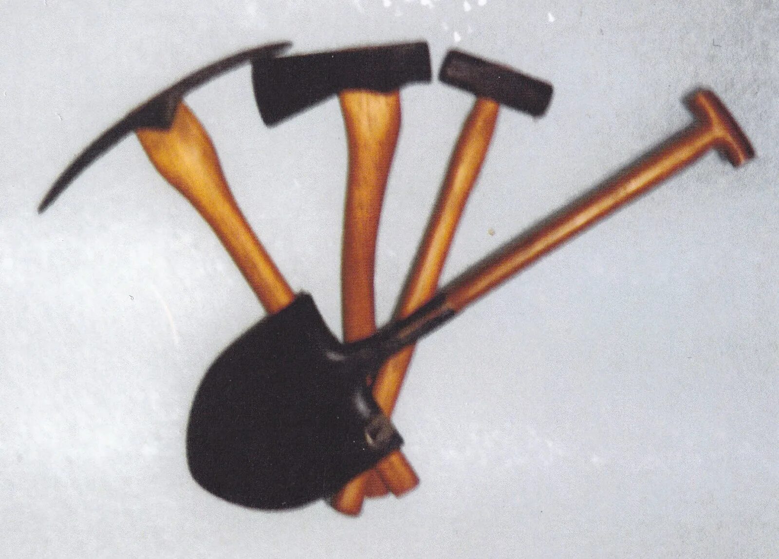 Кирка заступ. Шахтерские предметы инструменты. Инструменты шахтера для детей. Инструменты шахтера. Инструменты шахтера.