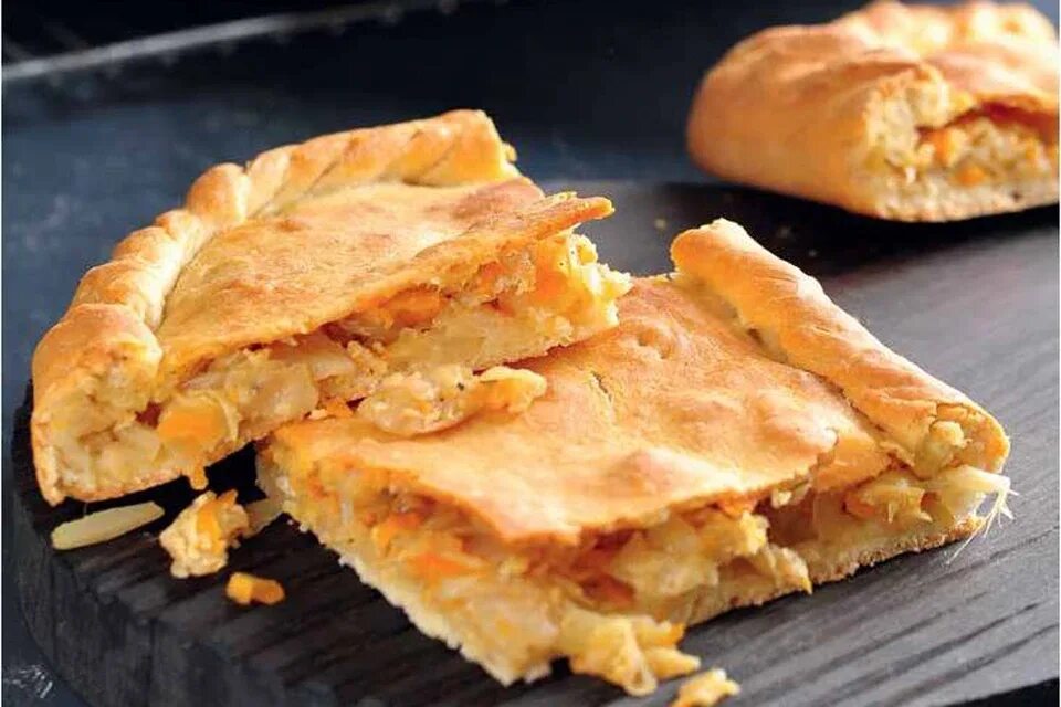 Морковь с рисом пирог. Пирог с морковкой и с луком. Пирог с морковкой и с луком. Пирог с начинкой из моркови. Пирог с морковкой и с луком.