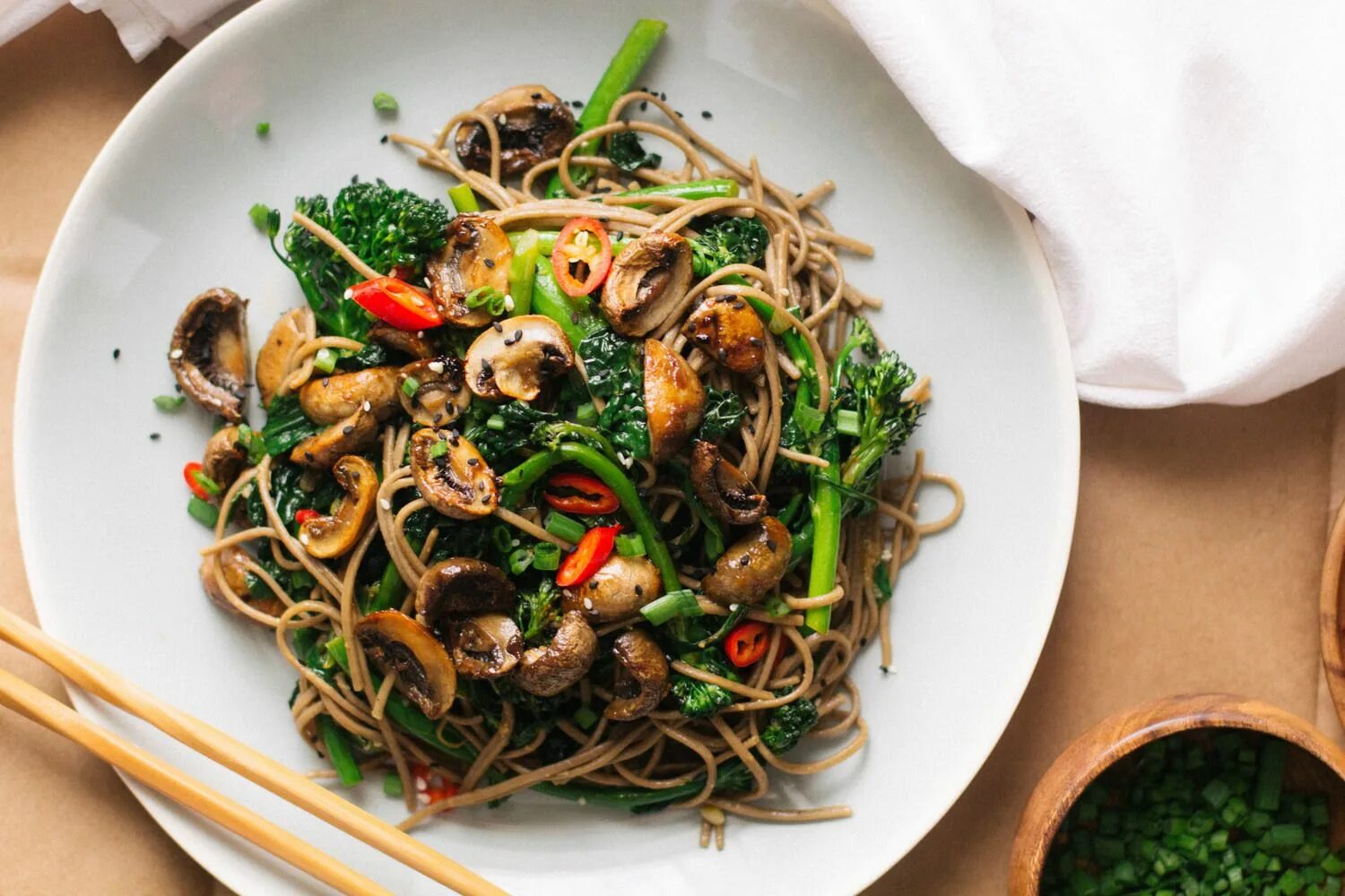 Гречневая лапша соба с грибами. Японская гречневая лапша соба. Гречневая лапша соба с грибами. Греческая лапша. Гречневая лапша соба с грибами.