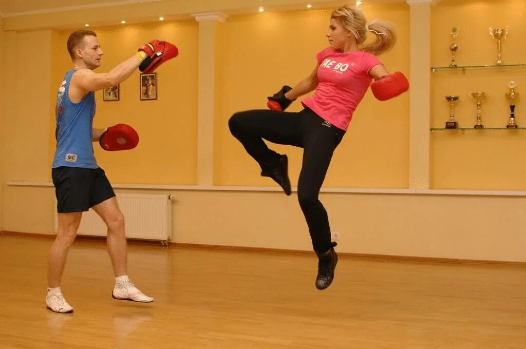 Фитнес с элементами единоборств. Лес миллс body combat. Body combat les mills тренировки. Тай бо аэробика. Tae bo тренировка.