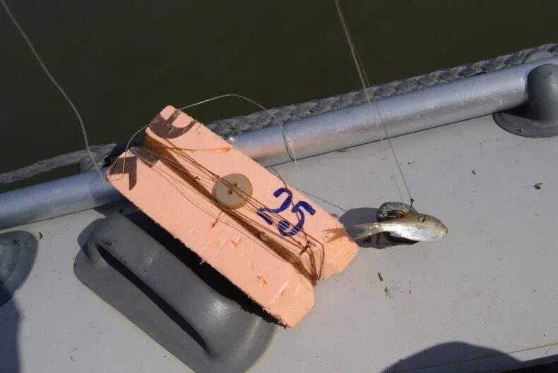 Поставушка на судака. Поставушка на судака. Поставушка на форель самоподсекающая. Ловля судака на поставушки летом. Поставушка на судака для зимней рыбалки.