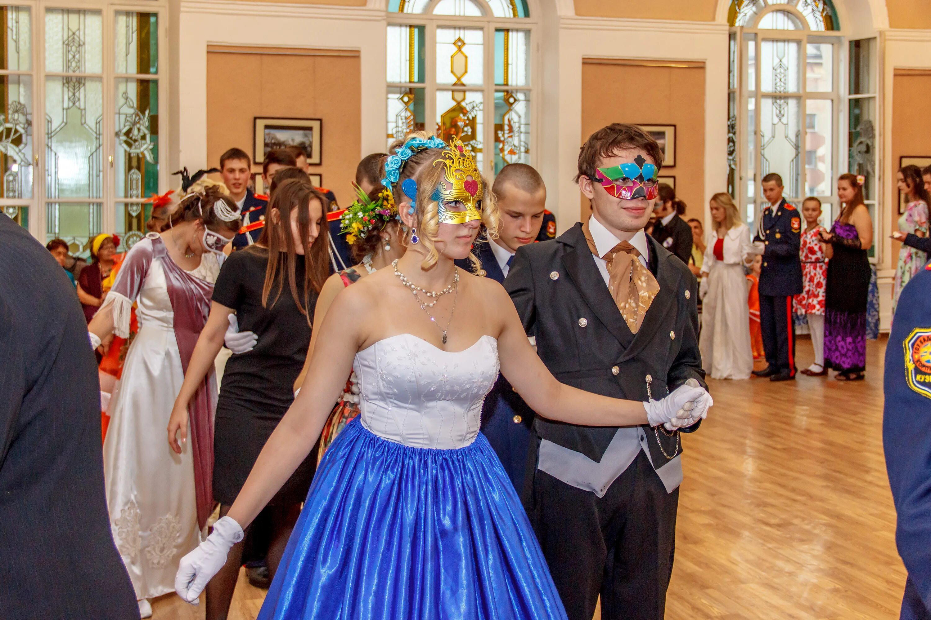 Пасхальный бал. Придворный поклон. Новогодний бал в замке. Мария антуанетта свадьба. Мария антуанетта бал.