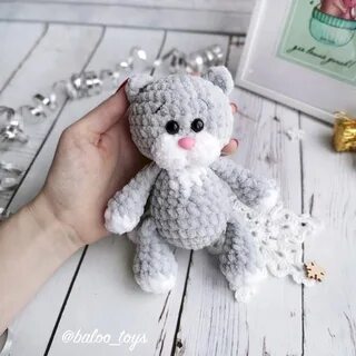 Вязаный кот из плюшевой пряжи