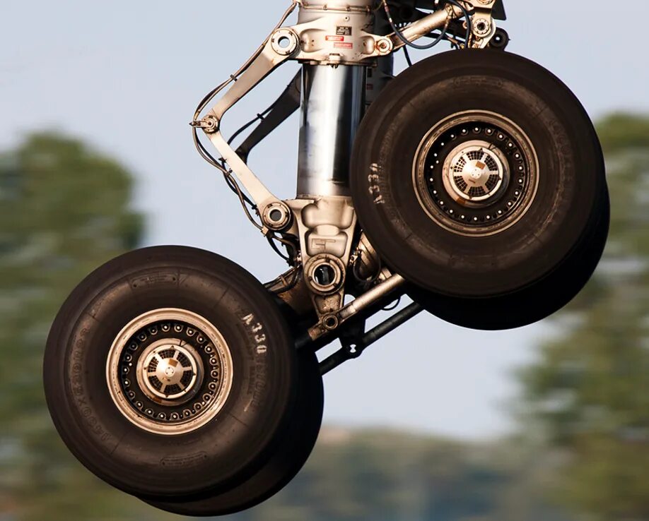 Шасси самолета ту 154. Колеса для шасси. Стойка шасси а330. Открыть шасси. Jeep jk шасси.